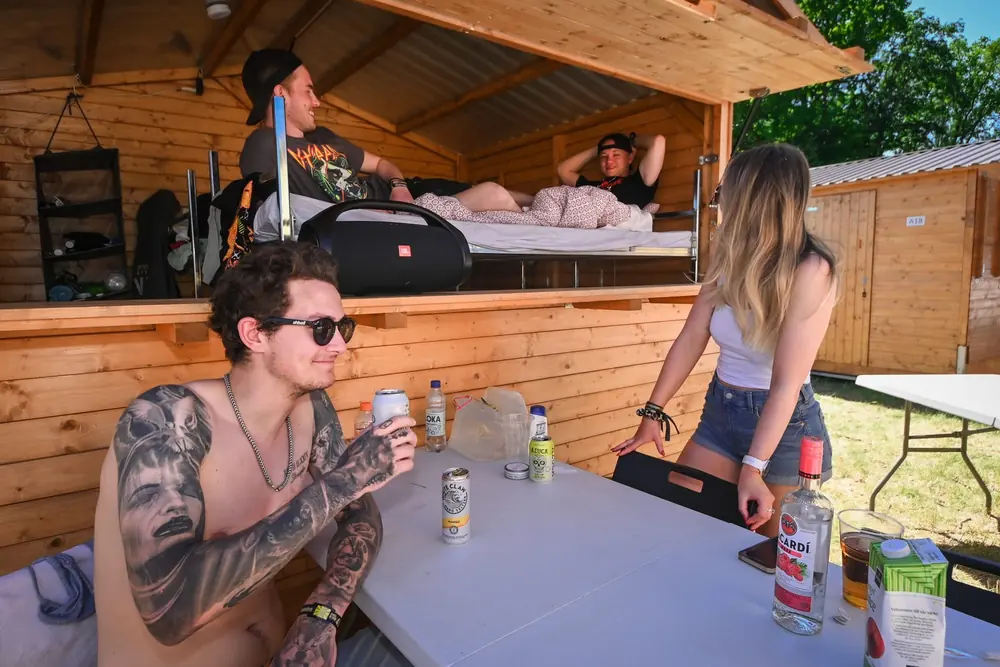 Stuga med uppfälld lucka
